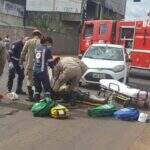 Carro avança sinal vermelho, acerta motocicleta e deixa dois feridos