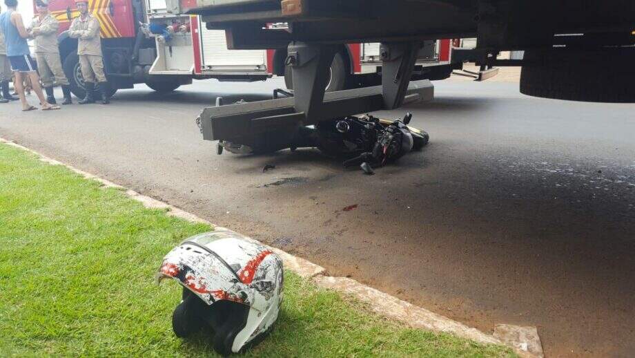 Motociclista é socorrido com traumatismo craniano após bater em caminhão na Tamandaré