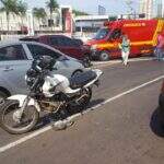Motociclista erra ultrapassagem e ‘voa’ por cima de carro na Afonso Pena