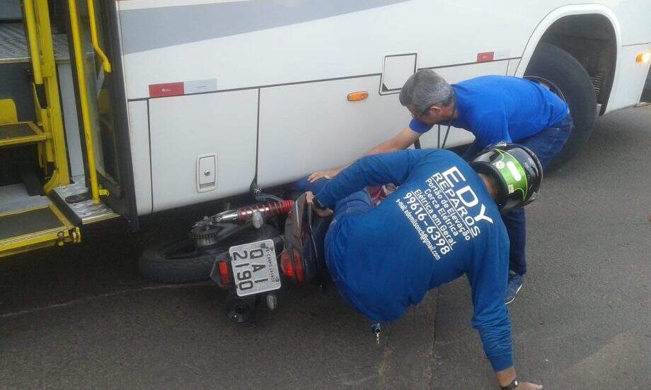 Motociclista é atropelado por ônibus e fica preso embaixo de veículo