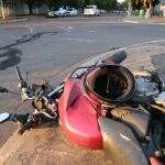 Motociclista é socorrido em estado grave após colidir com picape