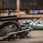 Motociclista de 22 anos morre ao colidir em caminhão que saía de atacadista no Rita Vieira