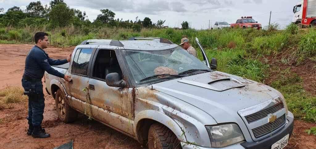 Caminhonete capotou na manhã deste sábado