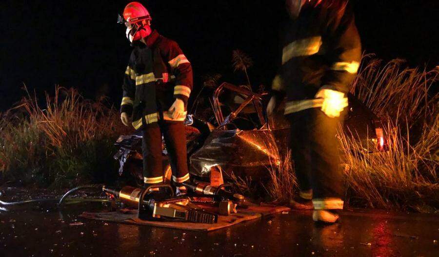 Ao sair de festa, casal bate em carreta e motorista morre em rodovia