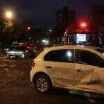 VÍDEO: Carro de transporte de aplicativo tomba com passageiro após colisão