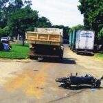 Sem CNH e na contramão, motociclista bate em caminhão e passageira morre