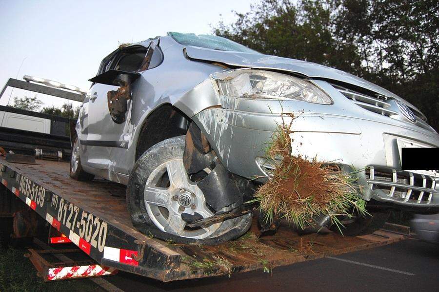 Motorista capota o carro em rodovia e sofre vários ferimentos pelo corpo