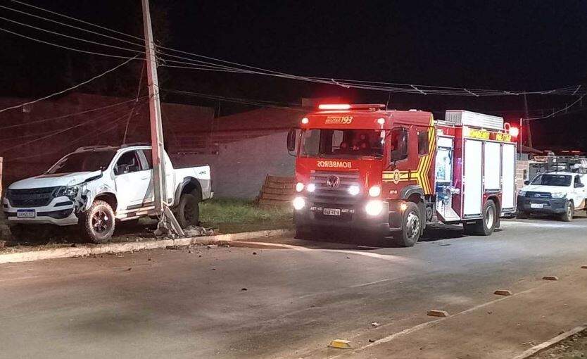 Motorista perde controle, bate em poste e fica presa em carro com filho de 5 anos em MS