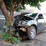 Mulher bate carro em árvore no Parati e não se lembra de como foi acidente