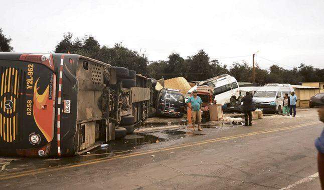 Ônibus colidiu em várias vans e carros na rodovia. (Foto: Divulgação/La República)