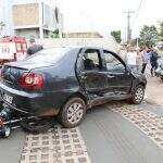 Motorista não respeita sinalização e provoca acidente com carro e motocicleta