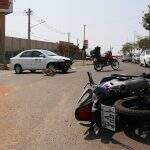 Acidente entre táxi e motocicleta deixa pista de avenida interditada