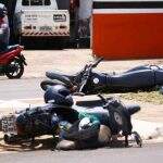 Condutor invade a preferencial em avenida e provoca colisão entre motos