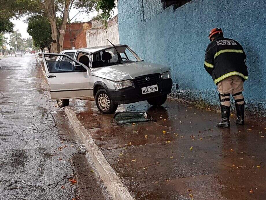 Passageiro é lançado para fora de carro após capotamento na Rachid Neder