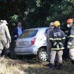 Ao desviar de carro, motorista perde controle e acerta árvore no Parque dos Poderes