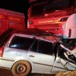 Colisão entre carro e carreta mata cinco pessoas da mesma família em rodovia de MS