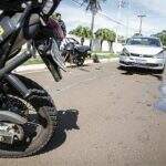 Motorista não vê sinalização e bate em motocicletas da PM na Duque de Caxias