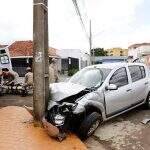 Motorista fura preferencial, provoca acidente e bate carro em poste