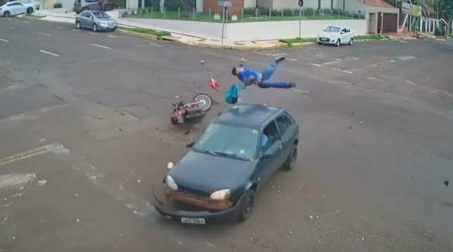 VÍDEO: Motociclista ‘voa’ ao ser atingido por carro em cruzamento de Campo Grande