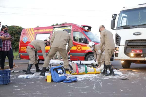 Motociclista pega contramão em rua sem placa e acaba atingido por caminhão