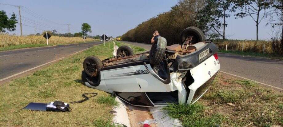 Carro capota várias vezes em rodovia após batida em MS