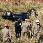 Caminhonete com 7 pessoas capota em rodovia de Campo Grande e cai em ribanceira; há mortes