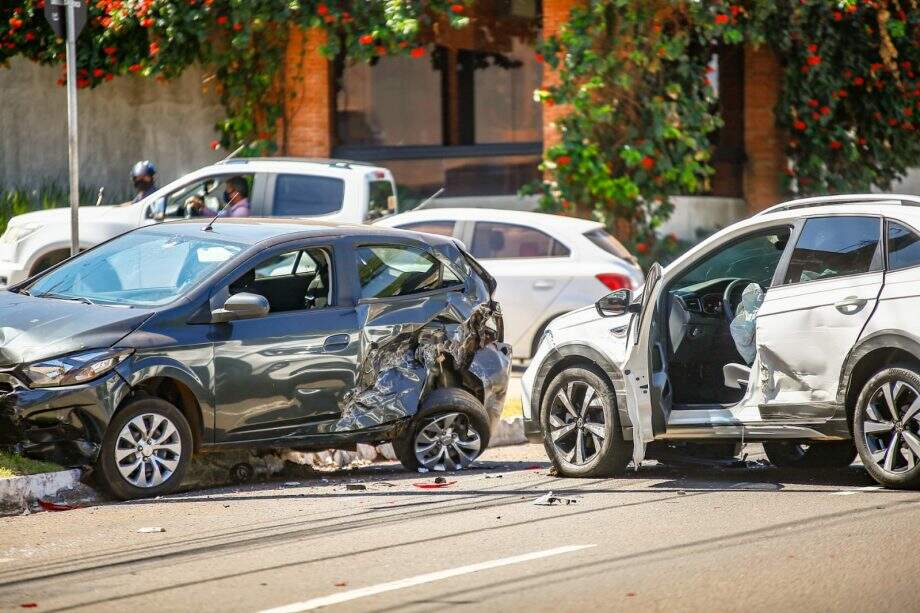 VÍDEO: Motorista bate em quatro carros na Afonso Pena