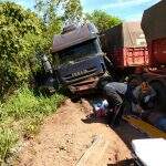 Morador de MS é socorrido em estado grave após colisão entre carretas e carro em MG