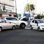 Colisão entre três carros faz caminhonete rodar e deixa motorista ferida no Jardim dos Estados