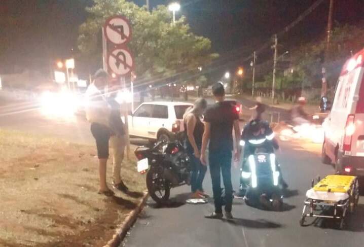 Motociclista sofre acidente após tentar ultrapassagem em avenida de Campo Grande