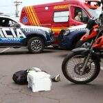 Motociclista fica com perna presa em caminhão após ser atingido em cruzamento