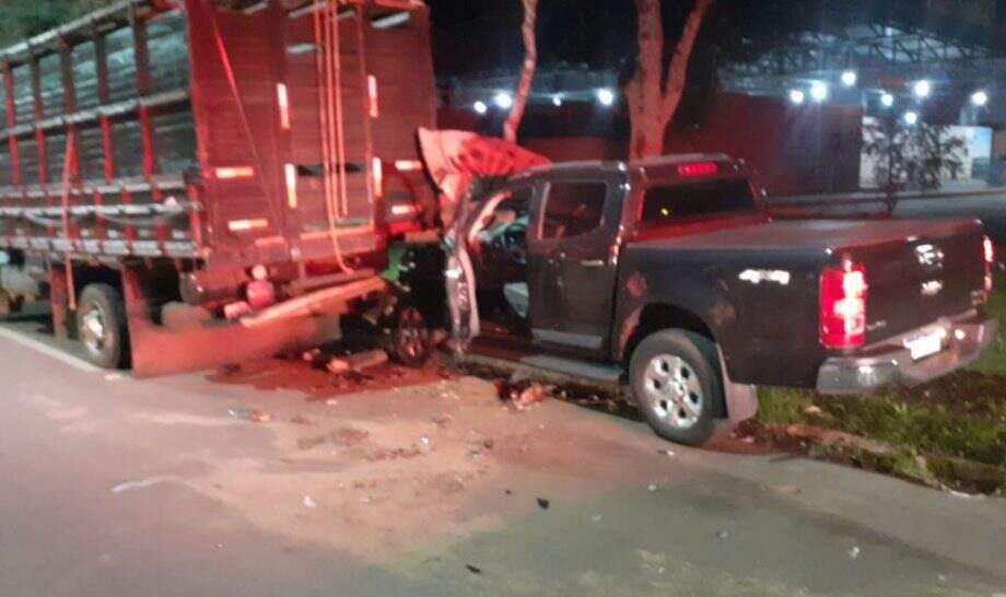 Motorista de S10 é preso embriagado após colidir contra caminhão boiadeiro e ônibus