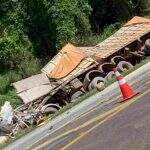 Uma pessoa morre em acidente grave envolvendo carretas e carro na BR-163