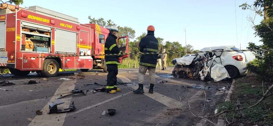 Motorista de Sandero morre após colidir contra caminhão de milho na BR-163
