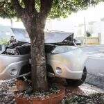 Na volta de festa, motorista perde controle e bate carro em lixeira e árvore em Campo Grande