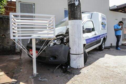 Motorista acerta poste ao desviar de carro em alta velocidade em Campo Grande