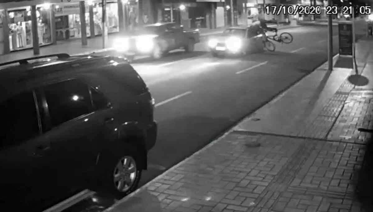VÍDEO: imagens mostram motorista atropelando ciclista e fugindo em MS