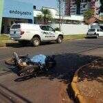 Motociclista de 48 anos morre em acidente após carro invadir preferencial