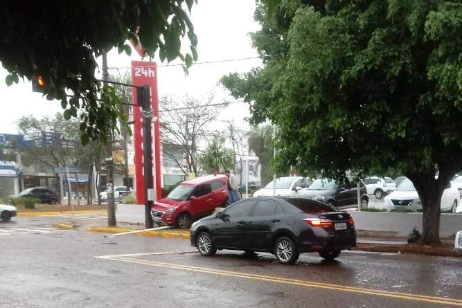 Carro avança sobre mureta de estacionamento e cai em calçada na esquina da Mato Grosso