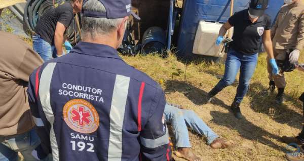 Idoso que viajava na carroceria morre após caminhão tombar em estrada de MS