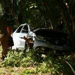 Motorista bate em árvore e carro fica ‘pendurado’ em córrego ao tentar desviar de acidente com cachorro