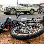 VÍDEO: Motociclista é socorrido em estado grave após colisão com caminhonete em Campo Grande