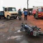 Motociclista fica pendurado pela perna em para-choque de caminhão após acidente