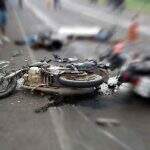 Motociclistas sem documentos morrem após colisão frontal em estrada de MS