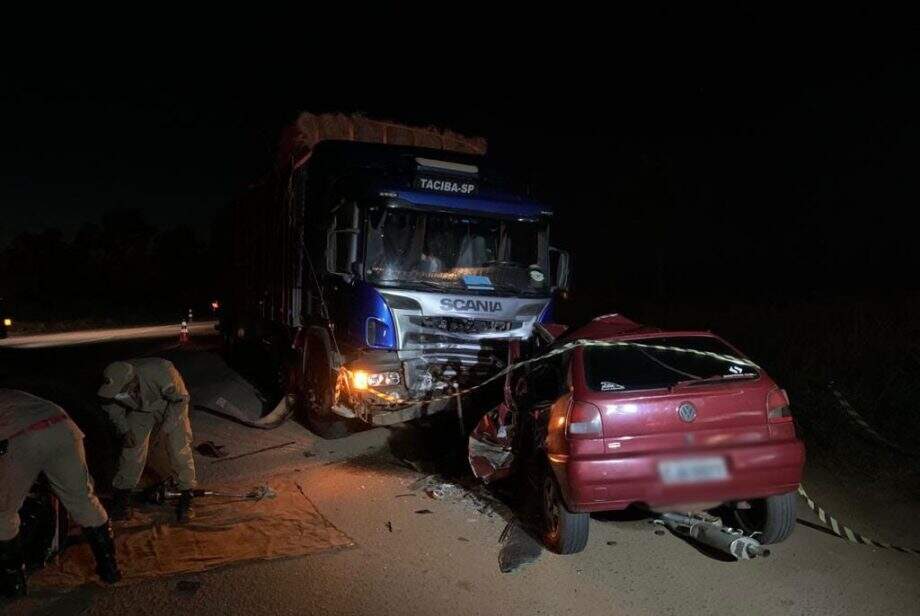 Colisão frontal entre caminhão boiadeiro e carro acaba em morte de jovem de 23 anos