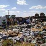 Uma pessoa morre e outra fica presa nas ferragens após caminhão tombar na BR-060