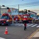 Após desrespeito a sinal vermelho, motos se chocam e três ficam feridos em Campo Grande