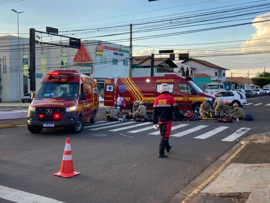 Após desrespeito a sinal vermelho, motos se chocam e três ficam feridos em Campo Grande