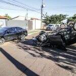 Carro capota após bater na traseira de outro veículo e motorista é levada para a UPA da Vila Almeida