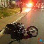 Adolescente de 17 anos morre ao colidir moto em árvore no canteiro de avenida